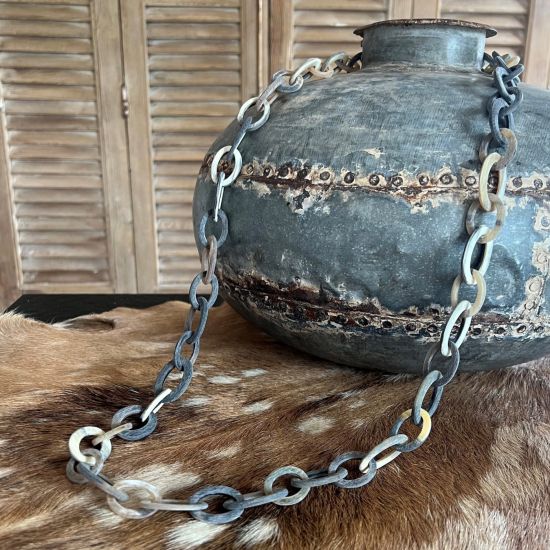Handgemaakt buffelhoorn collier. Geborstelde finish. Mat, 116cm. Licht van gewicht