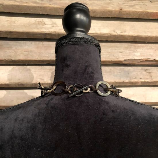 Handgemaakt, buffelhoorn collier. Donkere tintjes, glans finish.60cm