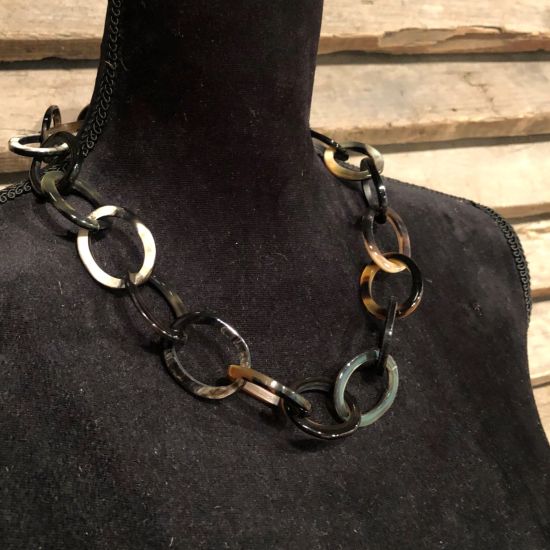 Handgemaakt, buffelhoorn collier. Donkere tintjes, glans finish.60cm