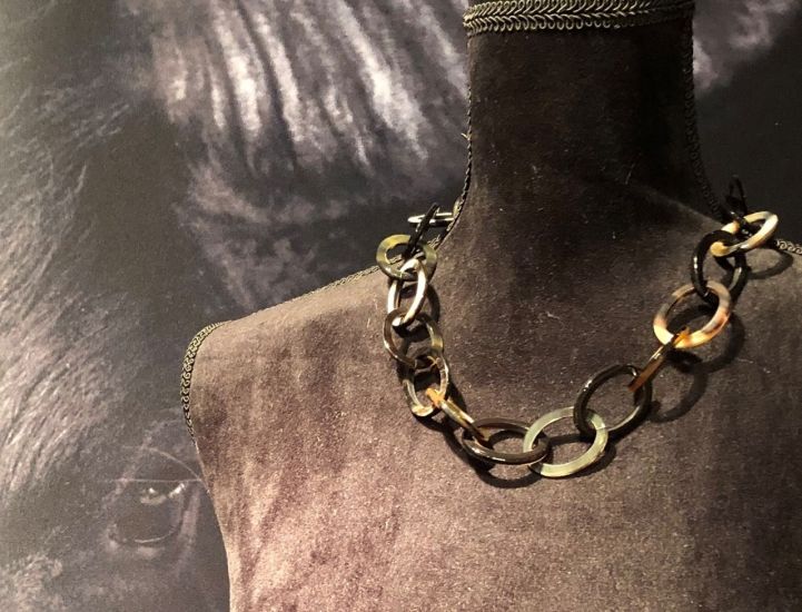 Handgemaakt, buffelhoorn collier. Donkere tintjes, glans finish.60cm