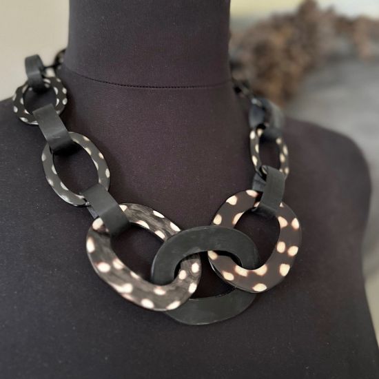 Handgemaakt buffelhoorn coliier, in mat & glanscombi. Polkadot, 60 cm.