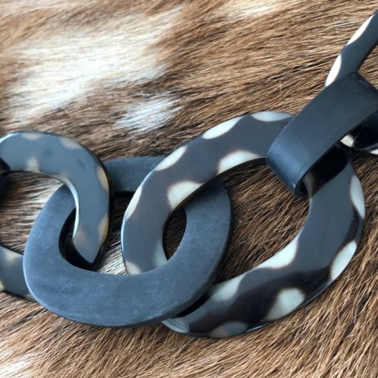 Handgemaakt buffelhoorn coliier, in mat & glanscombi. Polkadot, 60 cm.