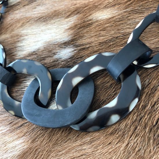 Handgemaakt buffelhoorn coliier, in mat & glanscombi. Polkadot, 60 cm.