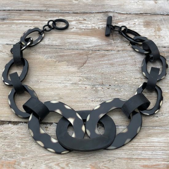 Handgemaakt buffelhoorn coliier, in mat & glanscombi. Polkadot, 60 cm.