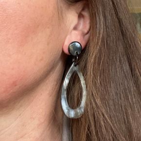 Handgemaakte oorbellen buffelhoorn 7 x 2.5 cm, Variatie in tintjes. Licht in gewicht. Glans.