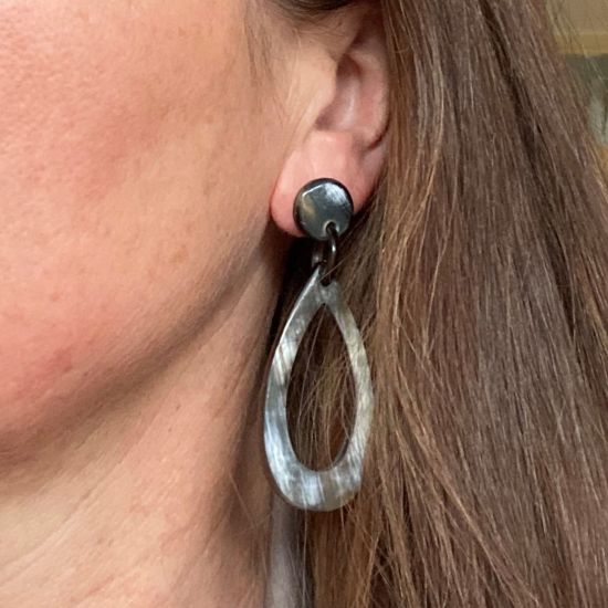 Handgemaakte oorbellen buffelhoorn 7 x 2.5 cm, Variatie in tintjes. Licht in gewicht. Glans.