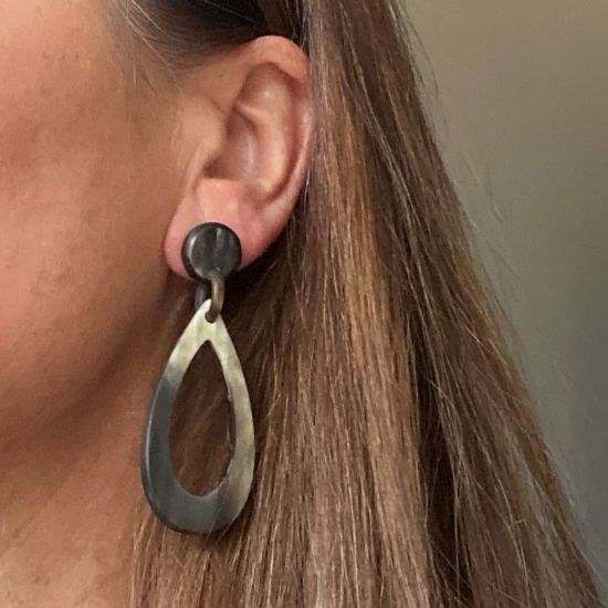 Handgemaakte oorbellen buffelhoorn 7 x 2.5 cm, Variatie in tintjes. Licht in gewicht. Glans.