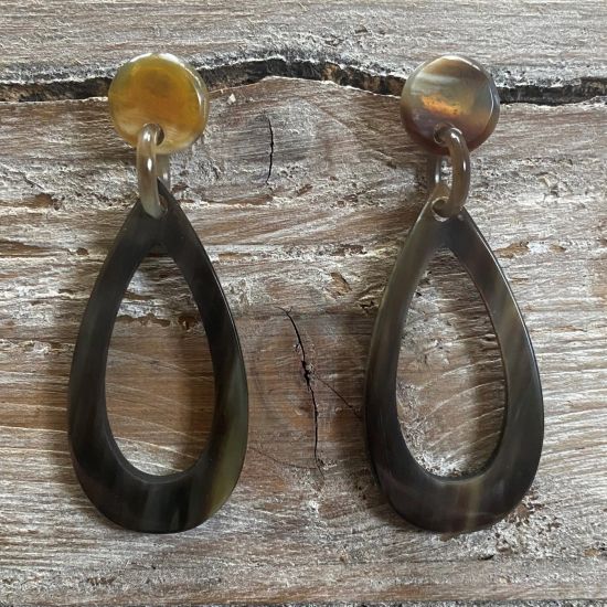 Handgemaakte oorbellen buffelhoorn 7 x 2.5 cm, Variatie in tintjes. Licht in gewicht. Glans.