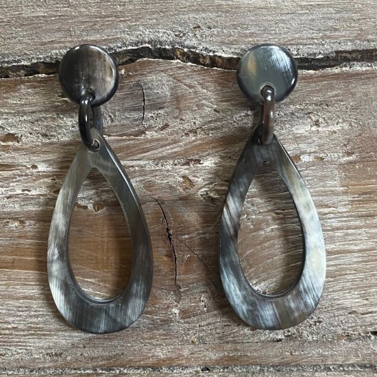 Handgemaakte oorbellen buffelhoorn 7 x 2.5 cm, Variatie in tintjes. Licht in gewicht. Glans.