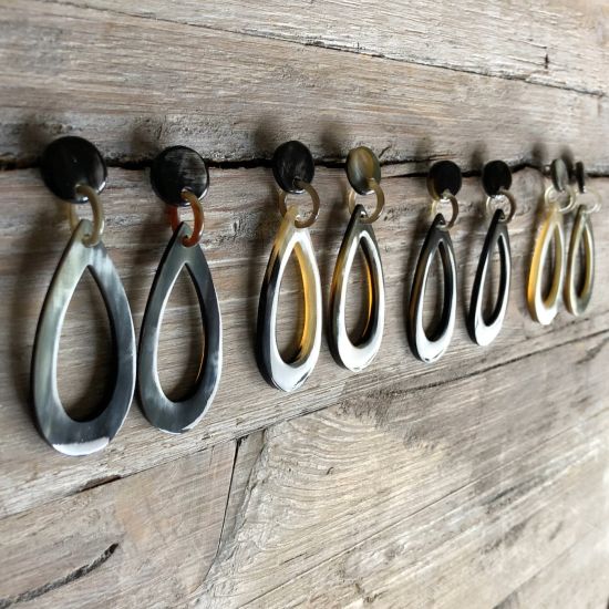 Handgemaakte oorbellen buffelhoorn 7 x 2.5 cm, Variatie in tintjes. Licht in gewicht. Glans.