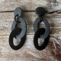Handgemaakte schakeloorbellen. Matzwart 7 x 3.4cm. Superlicht