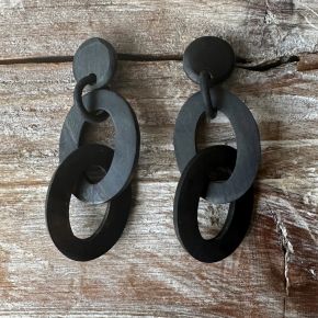 Handgemaakte schakeloorbellen. Matzwart 7 x 3.4cm. Superlicht