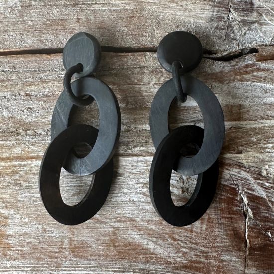 Handgemaakte schakeloorbellen. Matzwart 7 x 3.4cm. Superlicht