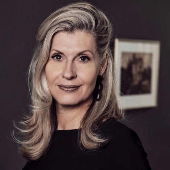 Handgemaakte schakeloorbellen. Matzwart 7 x 3.4cm. Superlicht