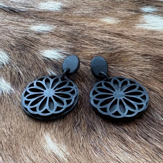 Handgemaakte buffelhoorn bloemenoorbellen. Mat zwart 6 x 4 cm. Superlicht