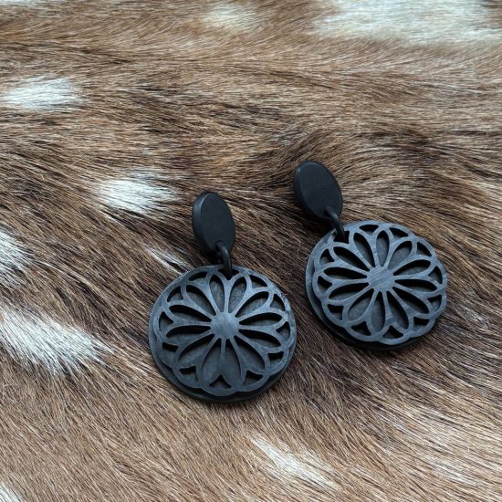 Handgemaakte buffelhoorn bloemenoorbellen. Mat zwart 6 x 4 cm. Superlicht