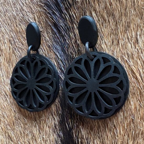 Handgemaakte buffelhoorn bloemenoorbellen. Mat zwart 6 x 4 cm. Superlicht