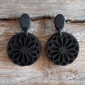 Handgemaakte buffelhoorn bloemenoorbellen. Mat zwart 6 x 4 cm. Superlicht