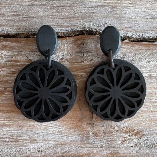 Handgemaakte buffelhoorn bloemenoorbellen. Mat zwart 6 x 4 cm. Superlicht