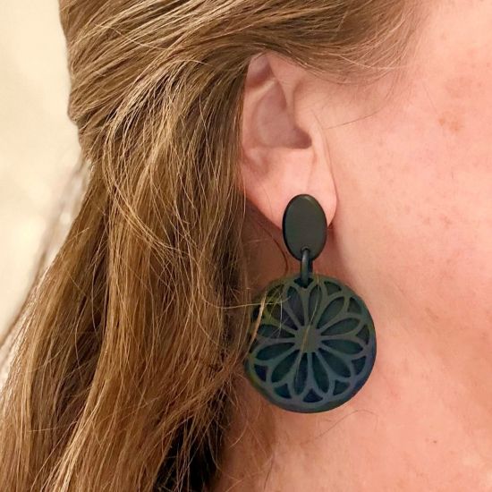 Handgemaakte buffelhoorn bloemenoorbellen. Mat zwart 6 x 4 cm. Superlicht