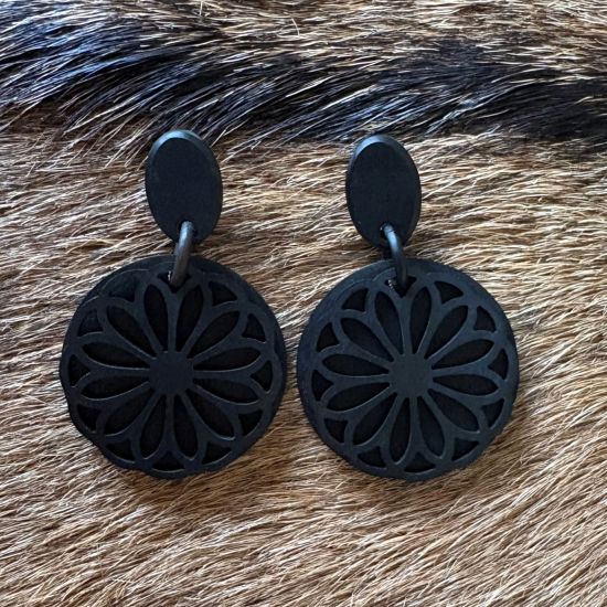 Handgemaakte buffelhoorn bloemenoorbellen. Mat zwart 6 x 4 cm. Superlicht