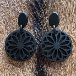 Handgemaakte buffelhoorn bloemenoorbellen. Mat zwart 6 x 4 cm. Superlicht