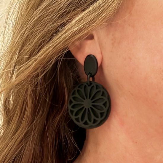 Handgemaakte buffelhoorn bloemenoorbellen. Mat zwart 6 x 4 cm. Superlicht