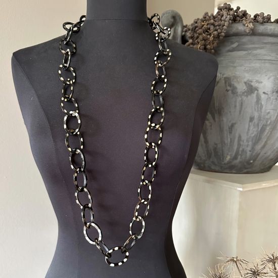Handgemaakt buffelhoorn polkadot collier. Glans finish. Lengte 104cm