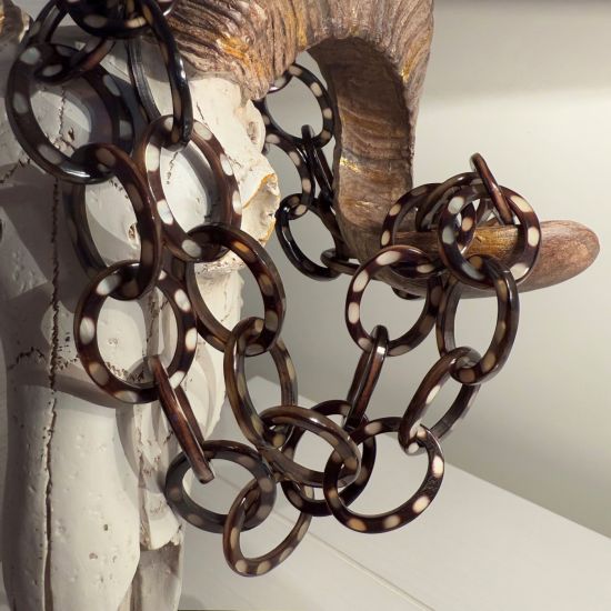 Handgemaakt buffelhoorn polkadot collier. Glans finish. Lengte 104cm