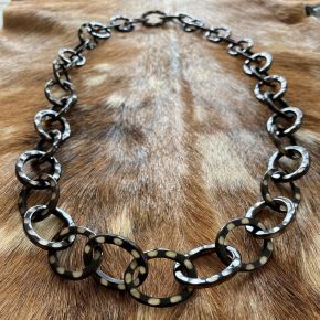 Handgemaakt buffelhoorn polkadot collier. Glans finish. Lengte 104cm