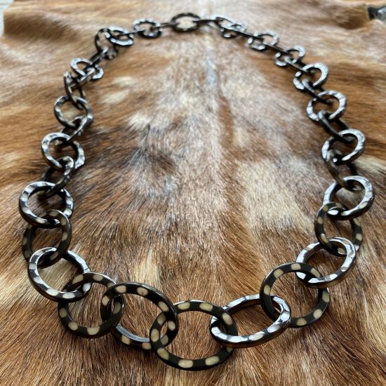 Handgemaakt buffelhoorn polkadot collier. Glans finish. Lengte 104cm