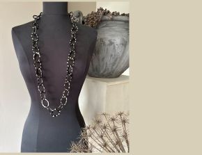 Handgemaakt buffelhoorn polkadot collier. Glans finish. Lengte 104cm
