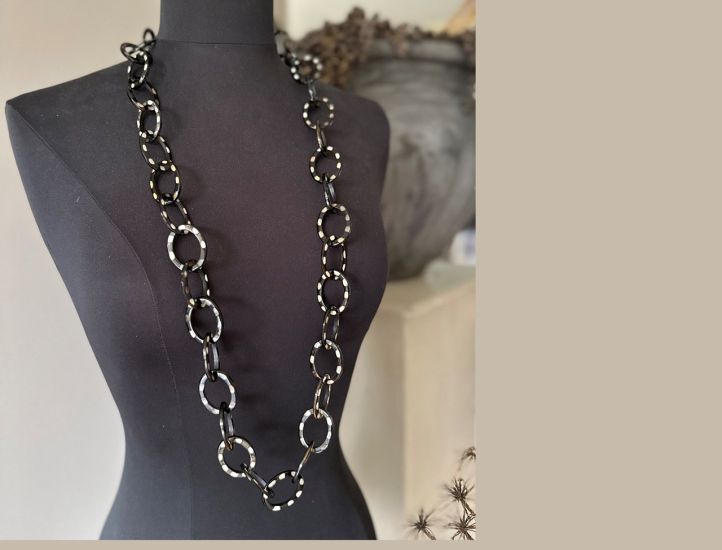 Handgemaakt buffelhoorn polkadot collier. Glans finish. Lengte 104cm