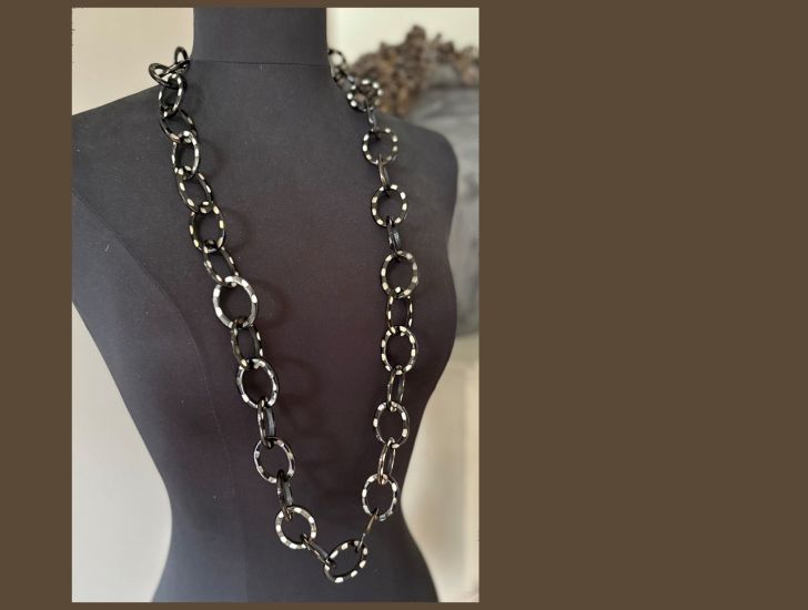 Handgemaakt buffelhoorn polkadot collier. Glans finish. Lengte 104cm