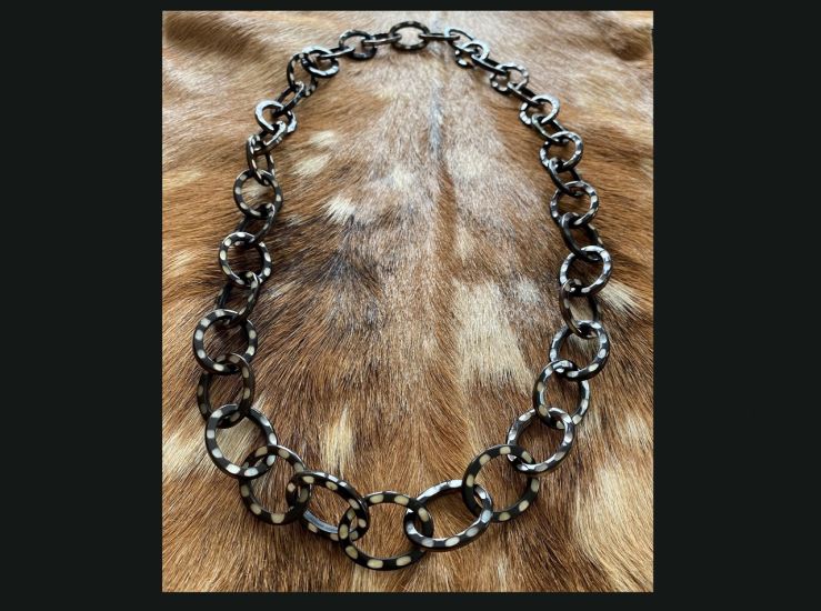 Handgemaakt buffelhoorn polkadot collier. Glans finish. Lengte 104cm