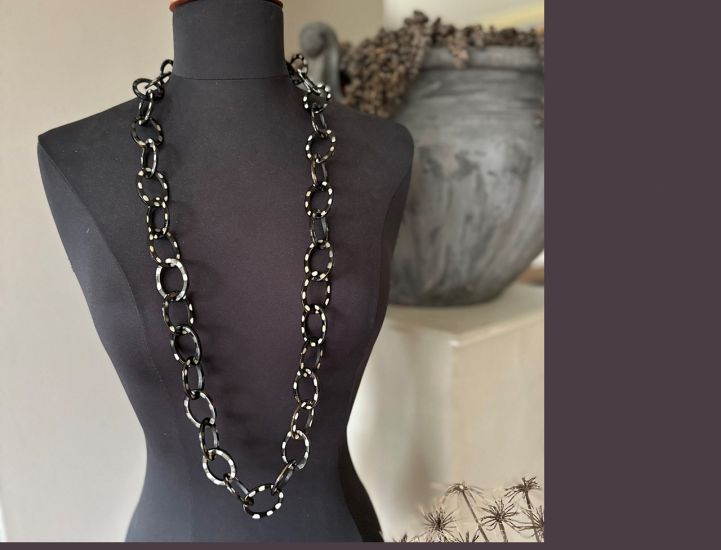 Handgemaakt buffelhoorn polkadot collier. Glans finish. Lengte 104cm