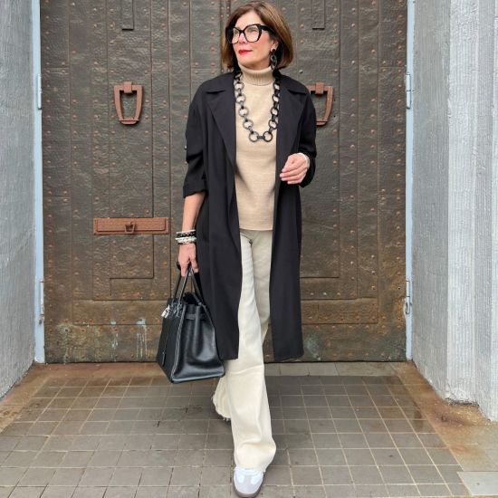 Handgemaakt zwart collier, 85cm. Matte finish. Lichtgewicht.