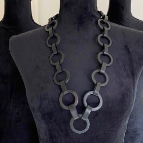 Handgemaakt zwart collier, 85cm. Matte finish. Lichtgewicht.