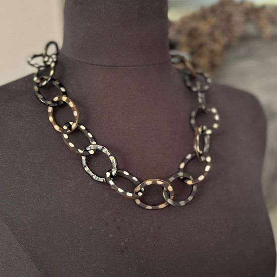 Handgemaakt buffelhoorn collier met polkadotjes. 60 cm. Glans finish.