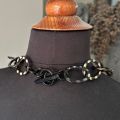 Handgemaakt buffelhoorn collier met polkadotjes. 60 cm. Glans finish.