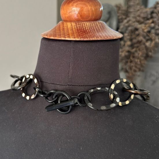 Handgemaakt buffelhoorn collier met polkadotjes. 60 cm. Glans finish.