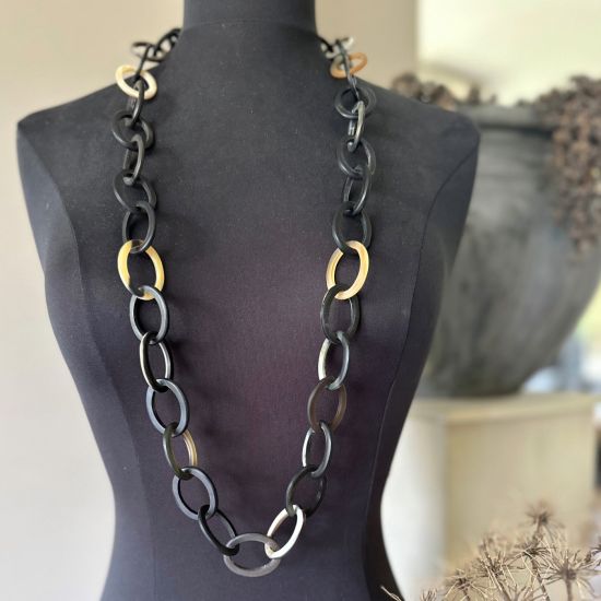 Handgemaakt buffelhoorn collier in donkere tinten. Lengte 104cm. Matte finish. Lichtgewicht