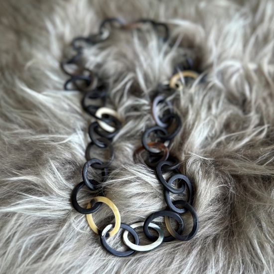 Handgemaakt buffelhoorn collier in donkere tinten. Lengte 104cm. Matte finish. Lichtgewicht