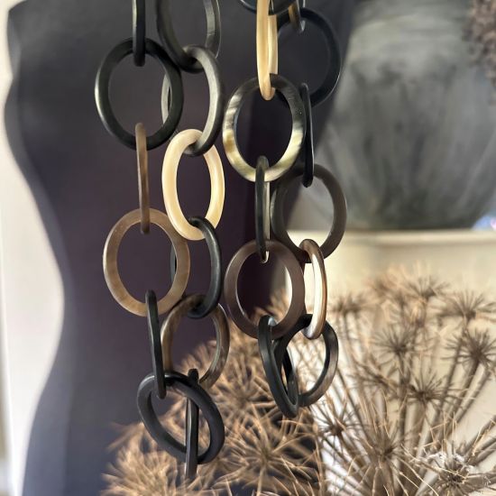 Handgemaakt buffelhoorn collier in donkere tinten. Lengte 104cm. Matte finish. Lichtgewicht
