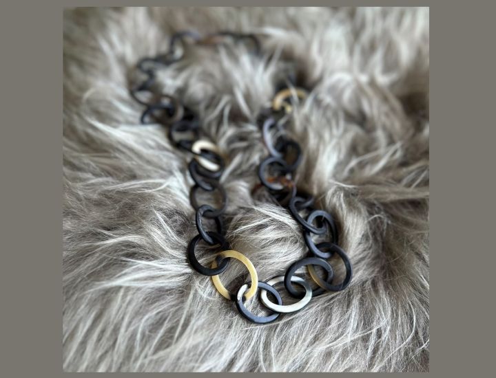 Handgemaakt buffelhoorn collier in donkere tinten. Lengte 104cm. Matte finish. Lichtgewicht
