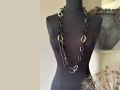 Handgemaakt buffelhoorn collier in donkere tinten. Lengte 104cm. Matte finish. Lichtgewicht