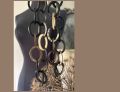 Handgemaakt buffelhoorn collier in donkere tinten. Lengte 104cm. Matte finish. Lichtgewicht