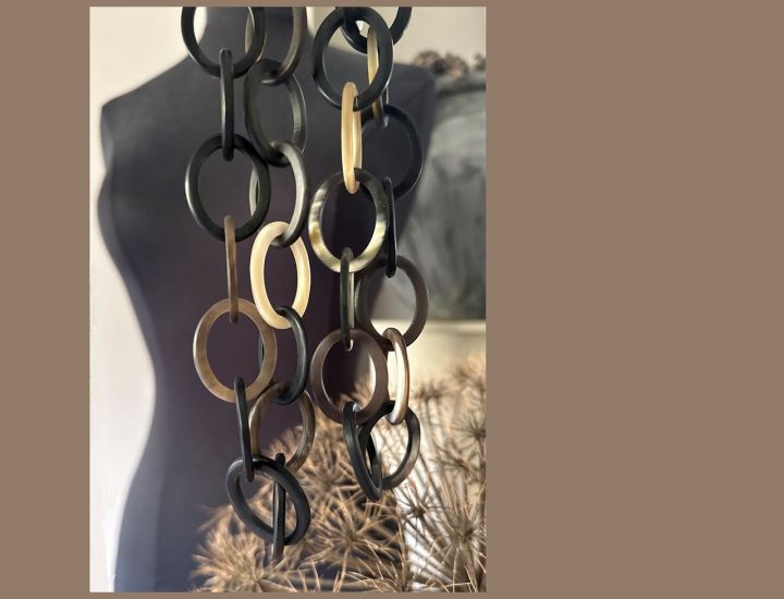 Handgemaakt buffelhoorn collier in donkere tinten. Lengte 104cm. Matte finish. Lichtgewicht