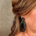 Buffelhoorn, zwartmatte oorbellen. 3 Ovalen met langwerpige stud 8.5x3.7cm