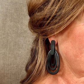Buffelhoorn, zwartmatte oorbellen. 3 Ovalen met langwerpige stud 8.5x3.7cm